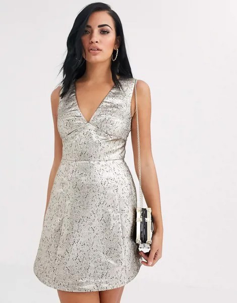 Серебристое короткое приталенное платье металлик The Girlcode-Серебряный