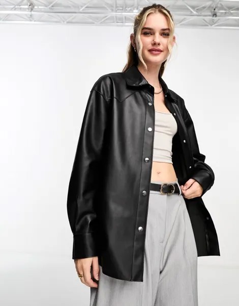Черная рубашка из искусственной кожи Pull&Bear