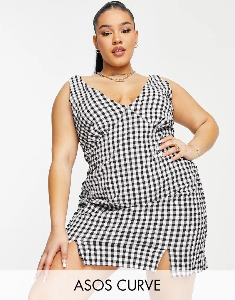 Сарафан мини-комбинации в однотонную фактурную клетку ASOS DESIGN Curve с v-образным вырезом