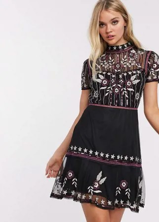 Короткое приталенное платье с короткими рукавами и вышивкой Frock & Frill-Черный
