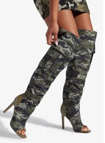 Женские джинсы с открытым носком, серо-зеленые камуфляжные плиссированные Сапоги выше колена в стиле пэчворк с карманами, модные длинные сапоги до бедра на тонком каблуке