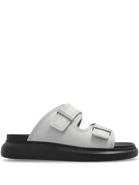 Alexander McQueen сандалии Hybrid с тисненым логотипом, серый