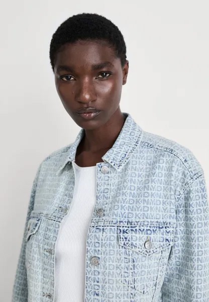 Джинсовая куртка CROP TRUCKER JACKET DKNY, синие джинсы
