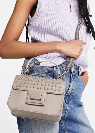 Сумка через плечо серо-бежевого цвета с заклепками Steve Madden Braiders-Светло-бежевый