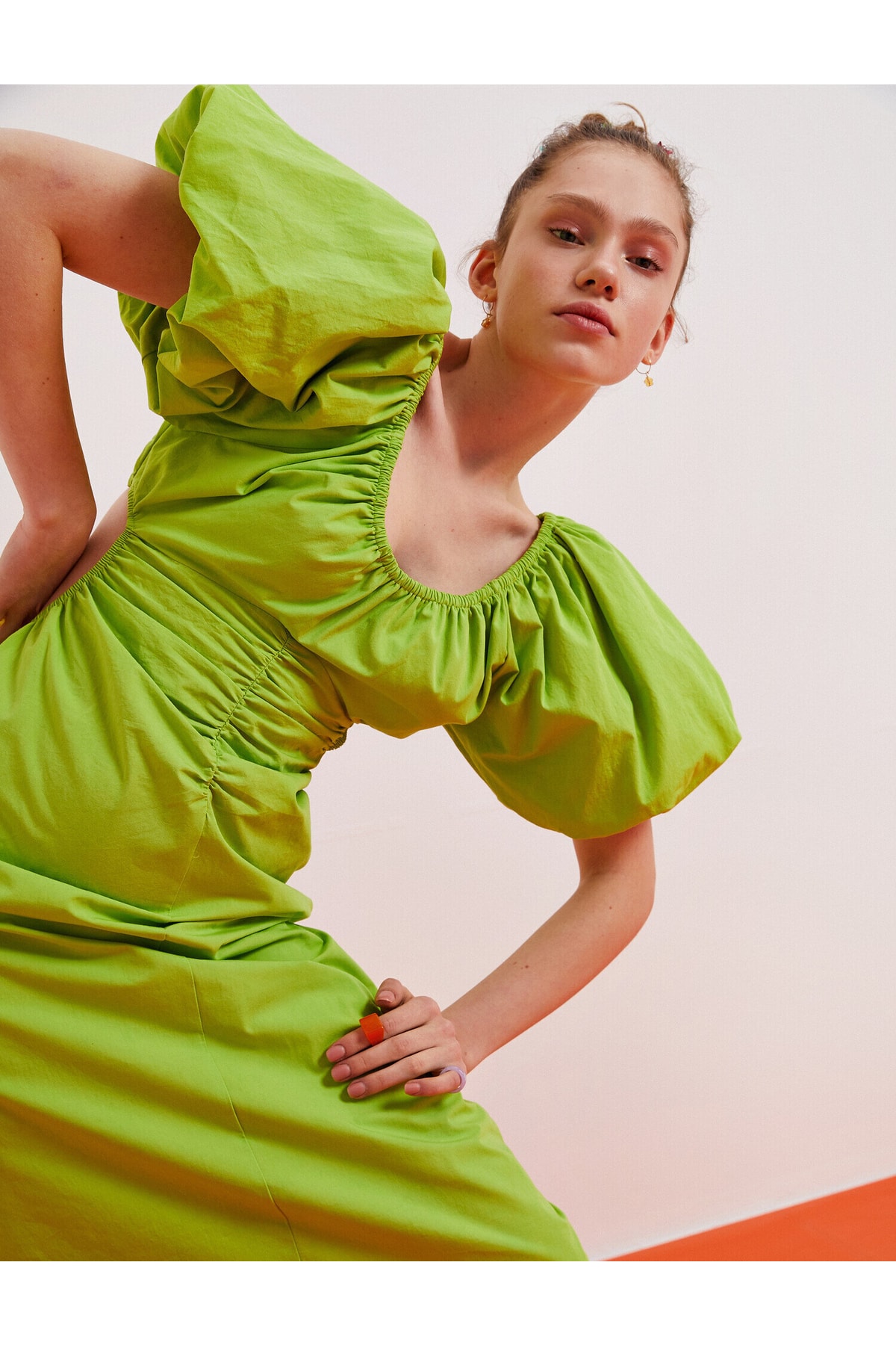 Платье миди с объемными рукавами и окном Koton, зеленый