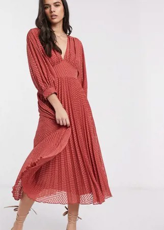 Плиссированное платье миди рыжего цвета с шевронным узором и рукавами 