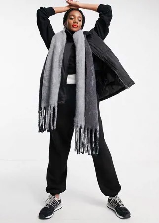Пушистый черно-белый шарф в полоску с кисточками ASOS DESIGN-Multi