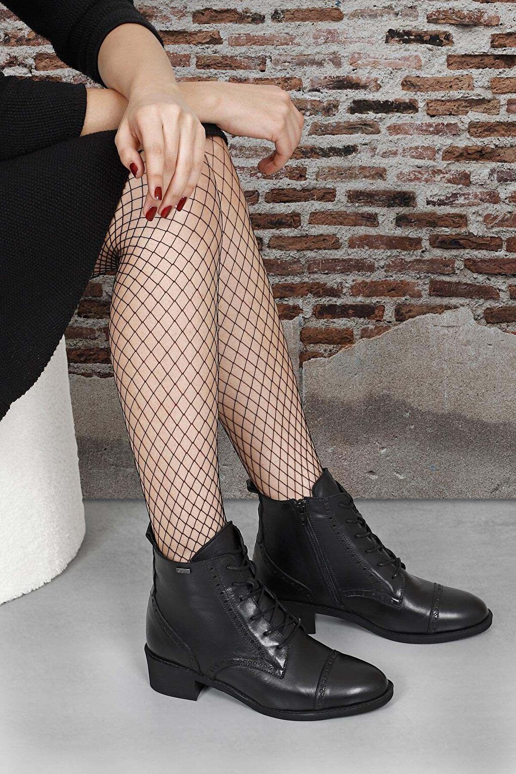 Женские повседневные ботинки из натуральной кожи с круглым носком, резиновой подошвой, каблуком и молнией на шнуровке 50419 GÖNDERİ(R), черный